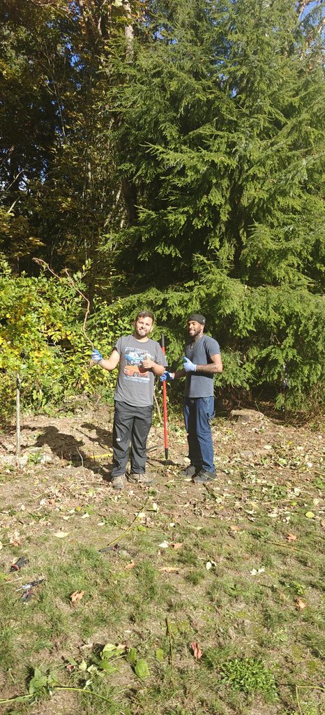 Two of the attendees at the October 2026 restoration work day with Forterra and partner Nosotros en Naturaleza (NEN).
